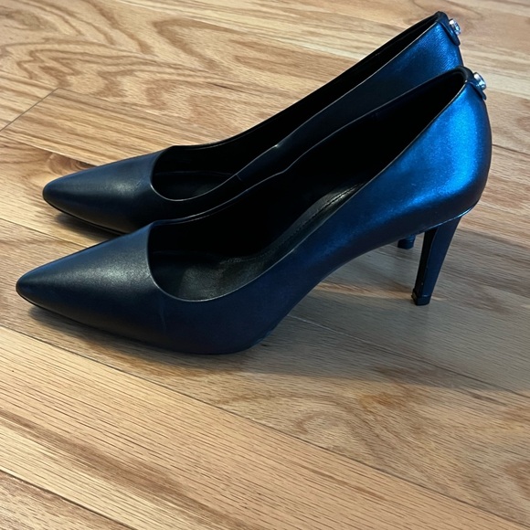 Michael Kors Dorothy Flex Leather Pump - Picture 7 of 12